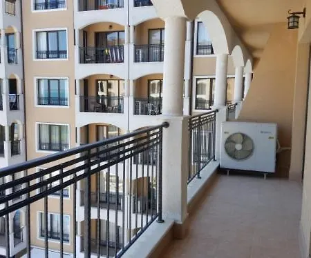 Two-Bedroom Apartment Near The Beach With Pool