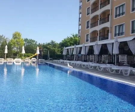 Two-Bedroom Apartment Near The Beach With Pool Apartment
