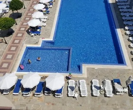 Two-Bedroom Apartment Near The Beach With Pool Golden Sands