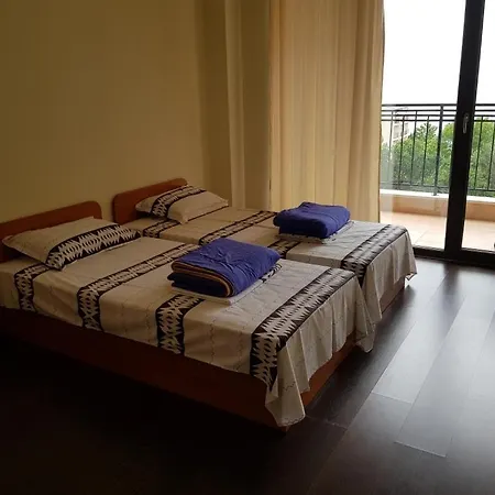 Two-Bedroom Apartment Near The Beach With Pool *